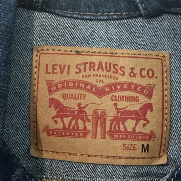 Woman’s Levi’s Blue jean jacket. Size Medium. Worn at most twice. - Picture 3 of 5